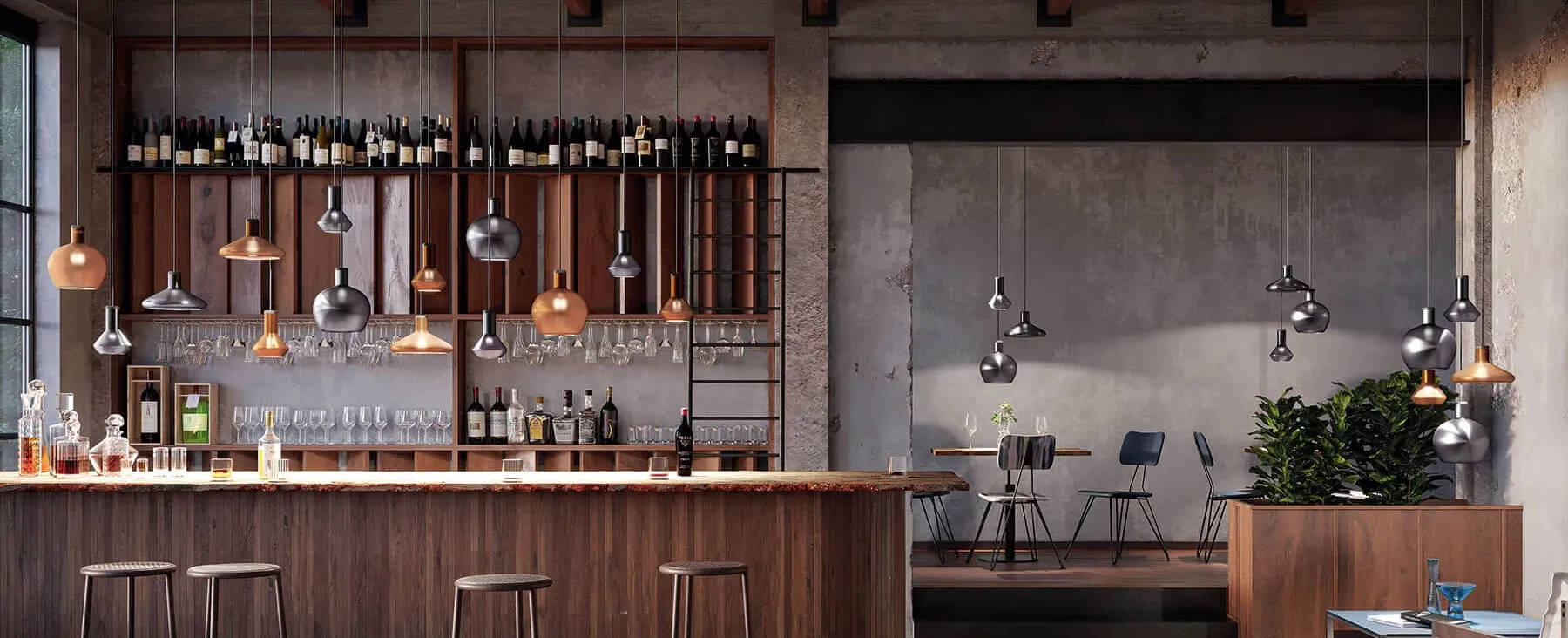 Moderne Bar mit Holztheke, Hängelampen, Flaschenregalen und Hockern. Industrieller Stil mit Betonwänden und Pflanzen.