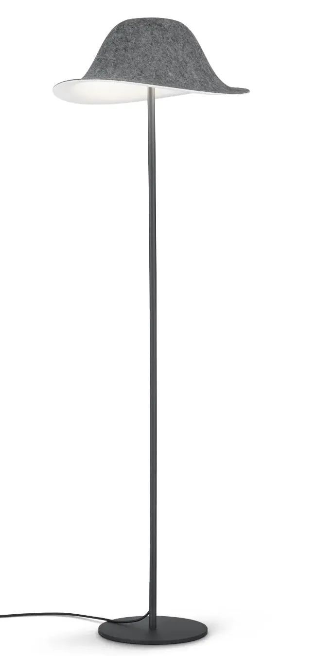 Moderne Stehleuchte mit schlankem, schwarzem Ständer und breitem, grauem Lampenschirm in Form eines Filzhuts, der sanftes Licht ausstrahlt.