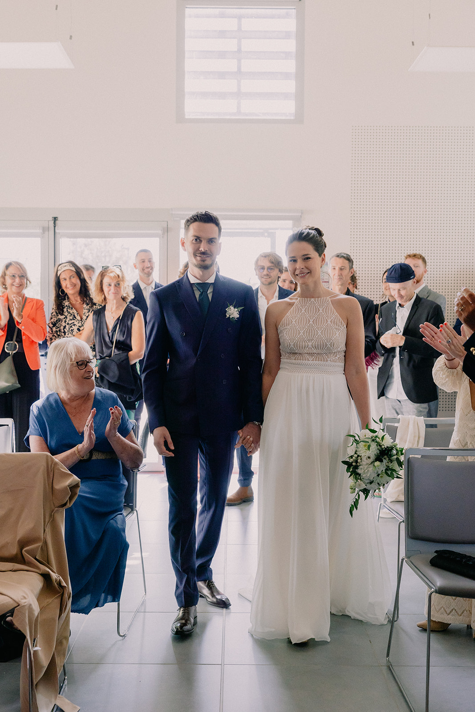 Romane et Arthur en bord de mer à Pors Carn, mariage à la mer en Bretagne