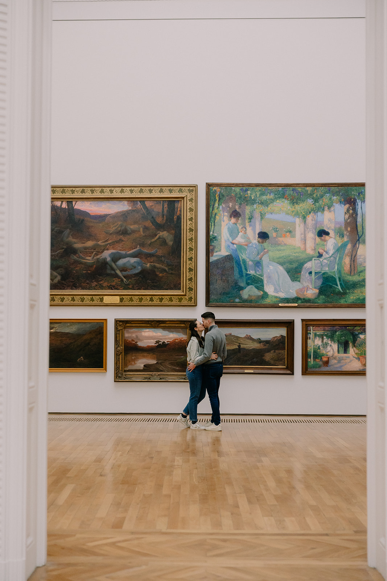 Séance engagement à Nantes au Musée des beaux-arts, couple de futurs mariés