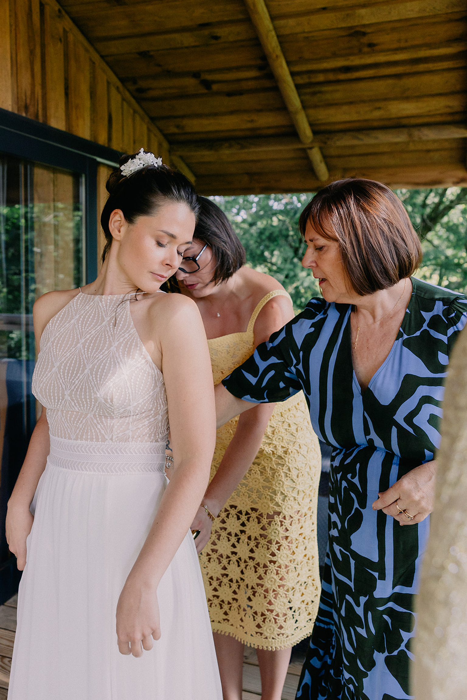 Préparatifs de la mariée au Jardin Saint Germain à Plogastel-Saint-Germain, mariage en Pays Bigouden