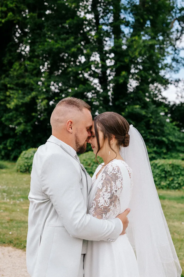 Couple de mariés dans les jardins du Château de Beaumanoir, mariage Côtes-d'Armor
