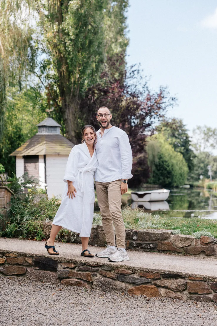 Jeune Mariee Pas Prete Preparatifs Peignoir