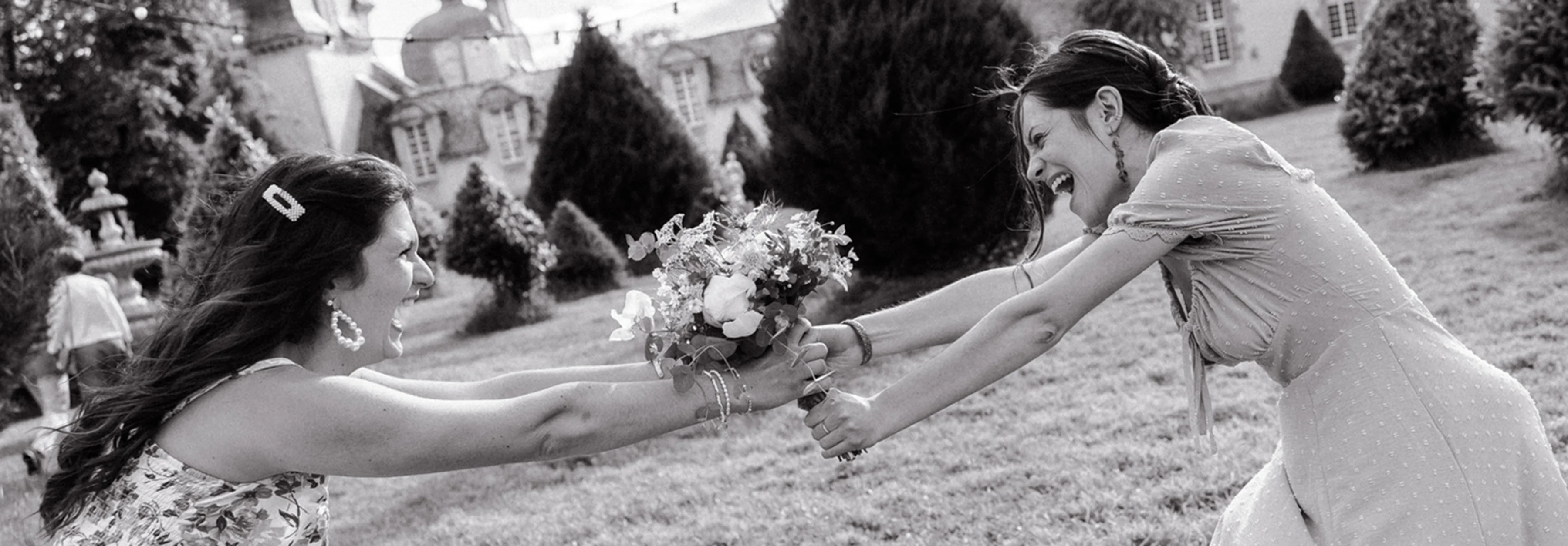 Comment organiser son lancer de bouquet de mariage ? Conseils d'une photographe
