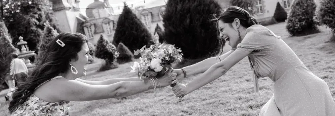 Comment organiser son lancer de bouquet de mariage ? Conseils d'une photographe