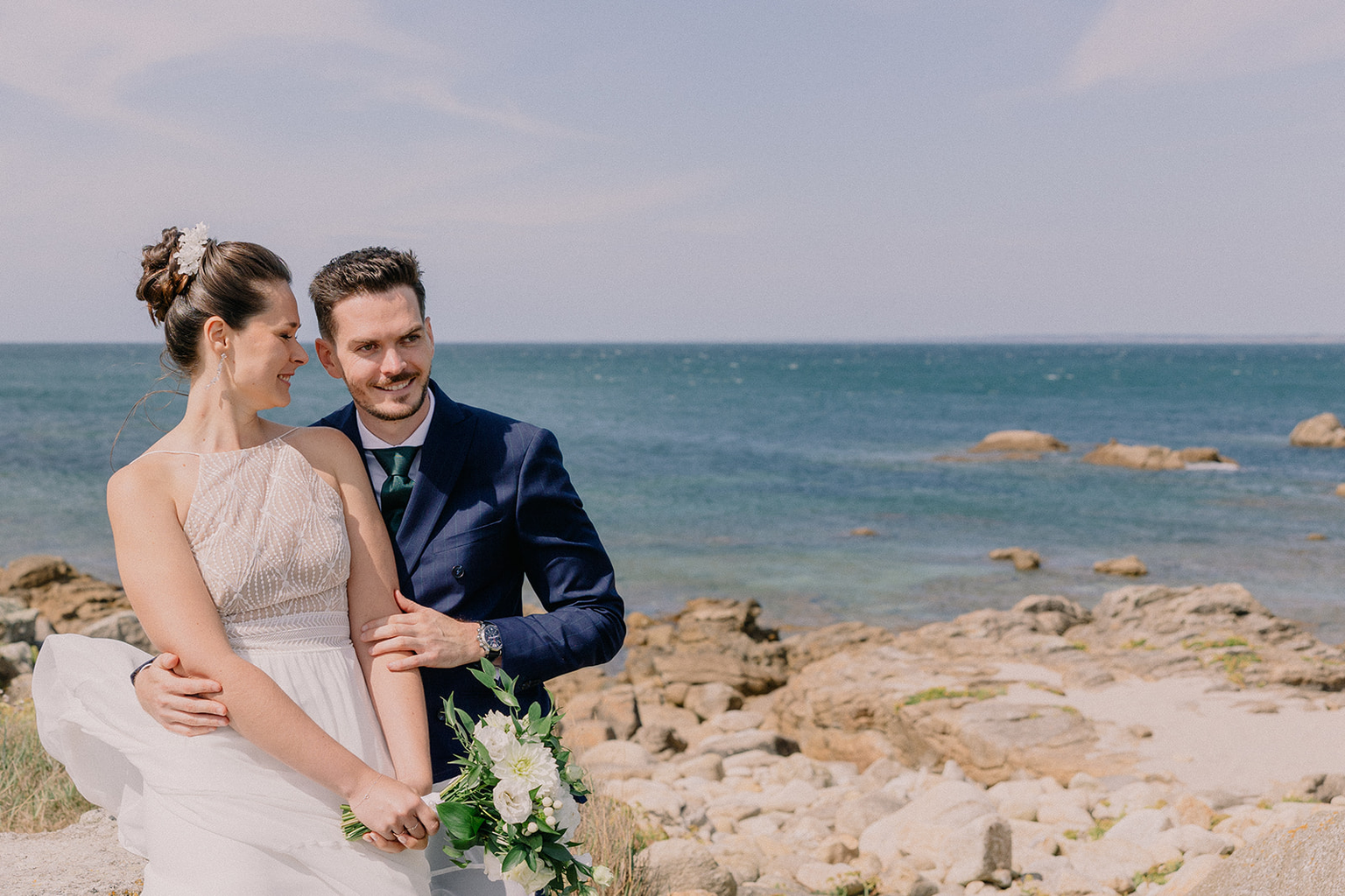 Photo de couple de Romane et Arthur à Penmarc'h face à la mer, mariage en Finistère