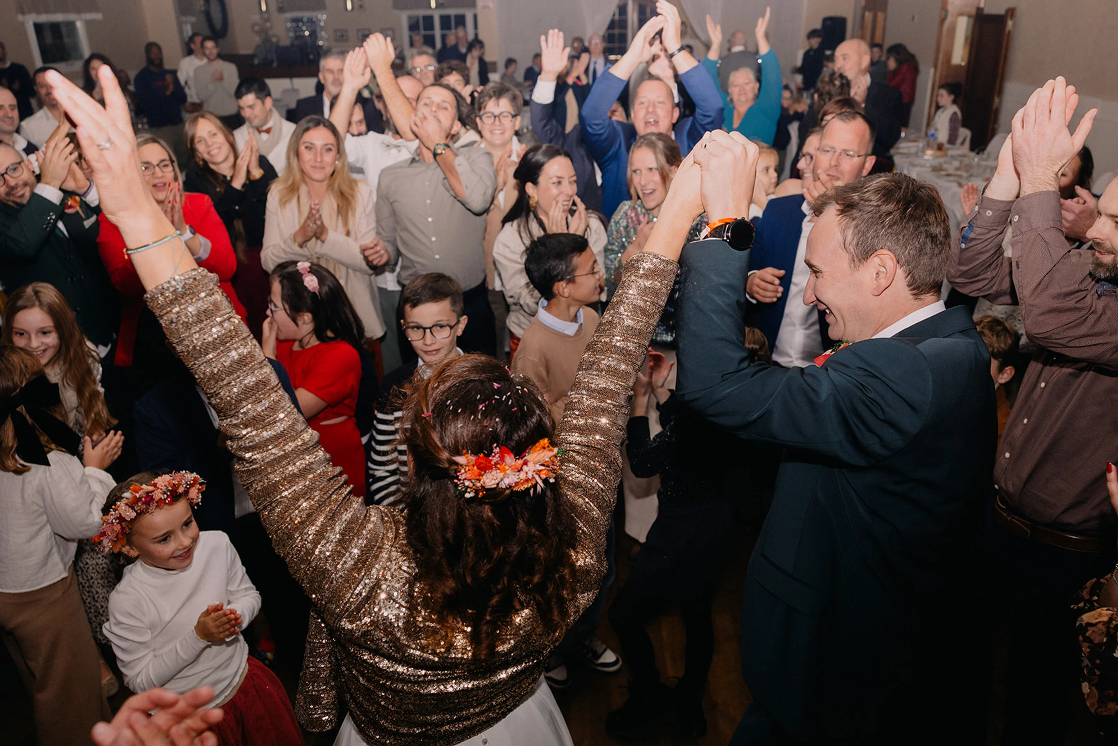 Entrée des mariés Ninon et François au Moulin d'Arguenon, mariage en Bretagne