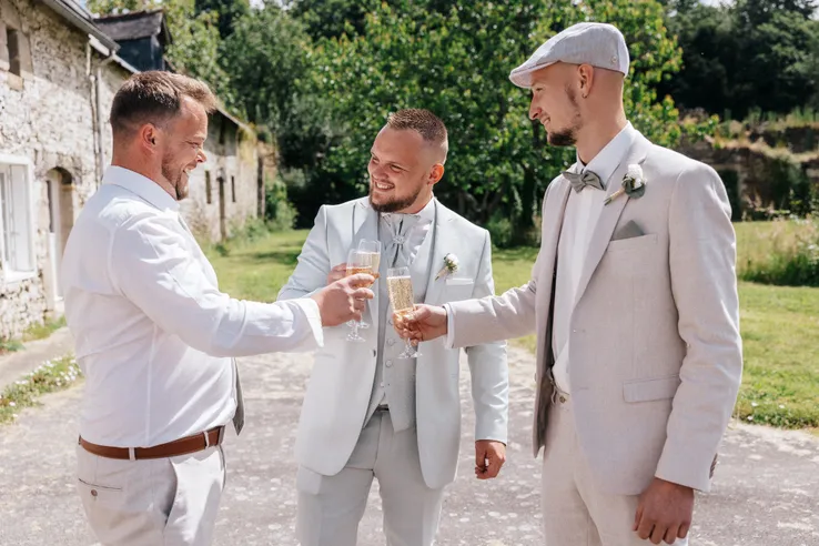 Portrait des mariés dans le parc du Château de Beaumanoir, mariage près de Dinan