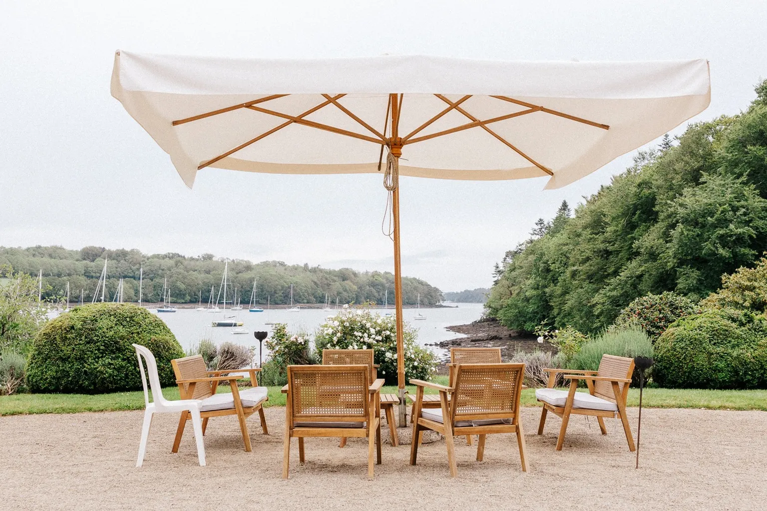 Salon de jardin face à la mer