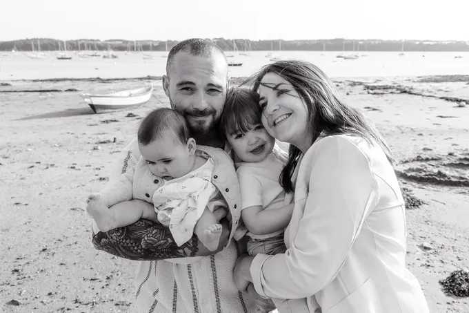 Séance photo famille à Saint Suliac, sur une cale de la Rance, par Roxane Beaufils photographe
