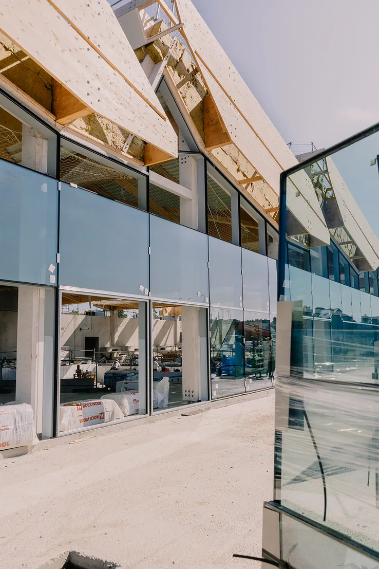 Centre aquatique de Dinan, Juin 2025 — fenêtres et bassin, photo 1 — Roxane Beaufils photographe