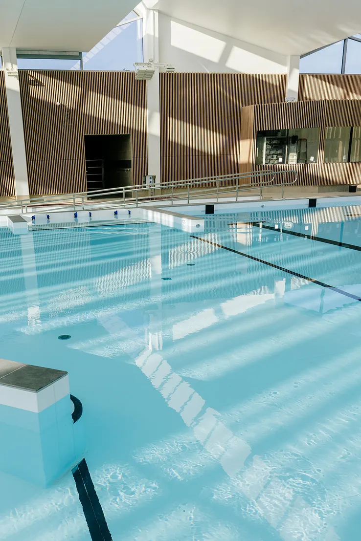Centre aquatique de Dinan, 2026 — eau et jeux de lumière, photo 8 — Roxane Beaufils photographe