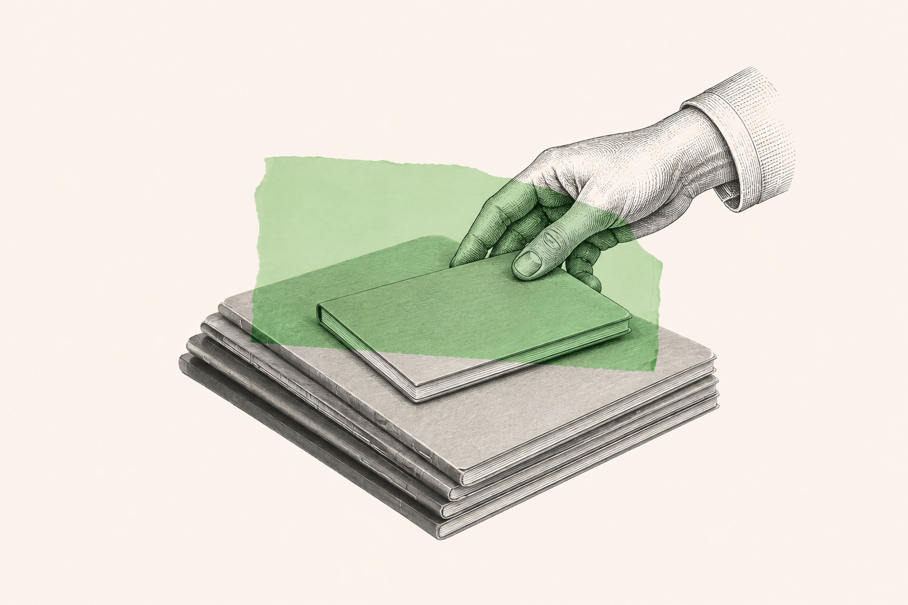 Main déposant une copie sur une pile de devoirs à corriger
