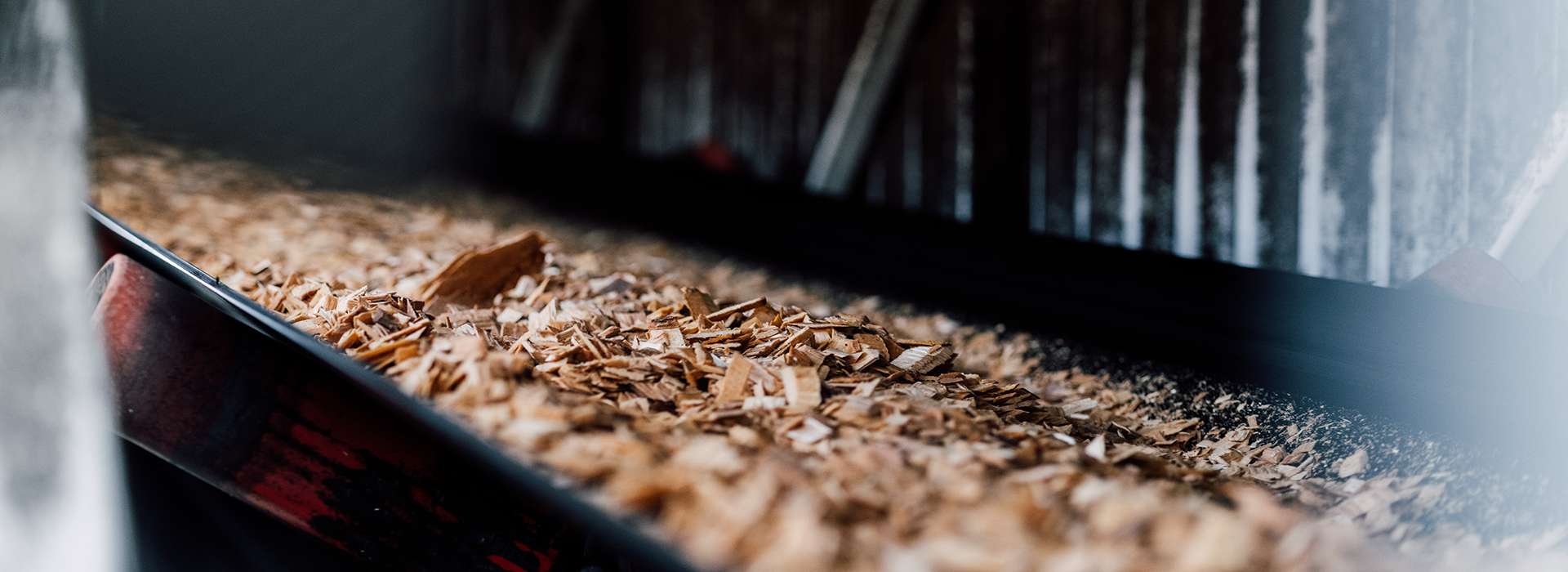Conveyer belt with wood chips