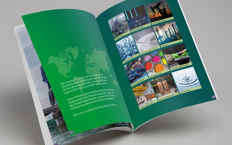 Mock-up Foto einer geöffneten Broschüre