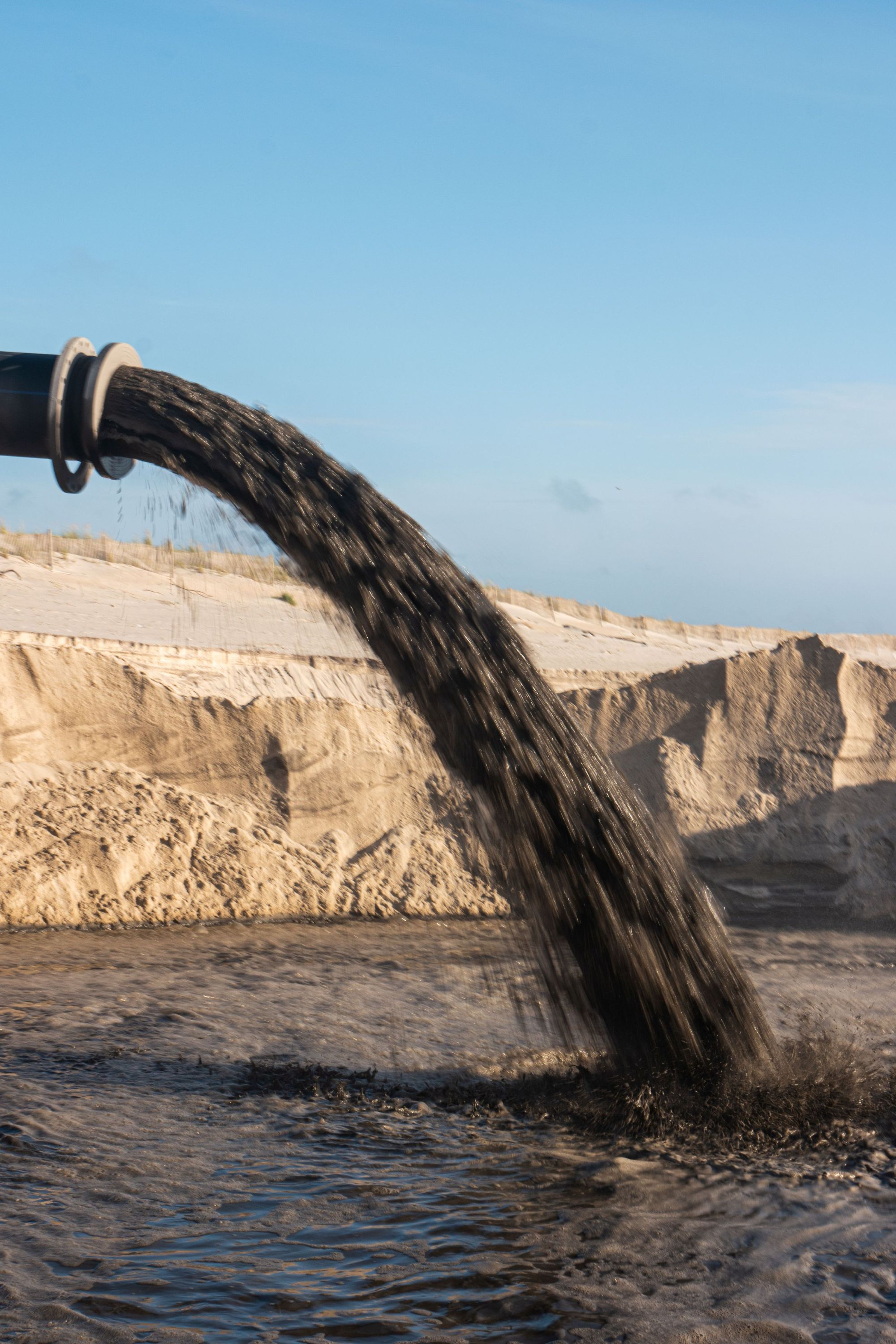 Schmutziges Wasser mit Sedimenten