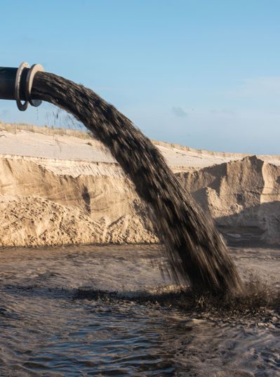 Schmutziges Wasser mit Sedimenten
