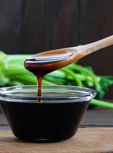 Zeigt eine Zusammenstellung von Zuckerrüben und einem möglichen Endprodukt - dem Sirup