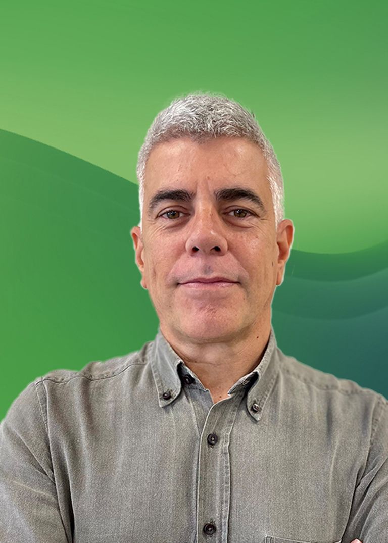 Portraitfoto von Maurici Prosper auf grünem Hintergrund