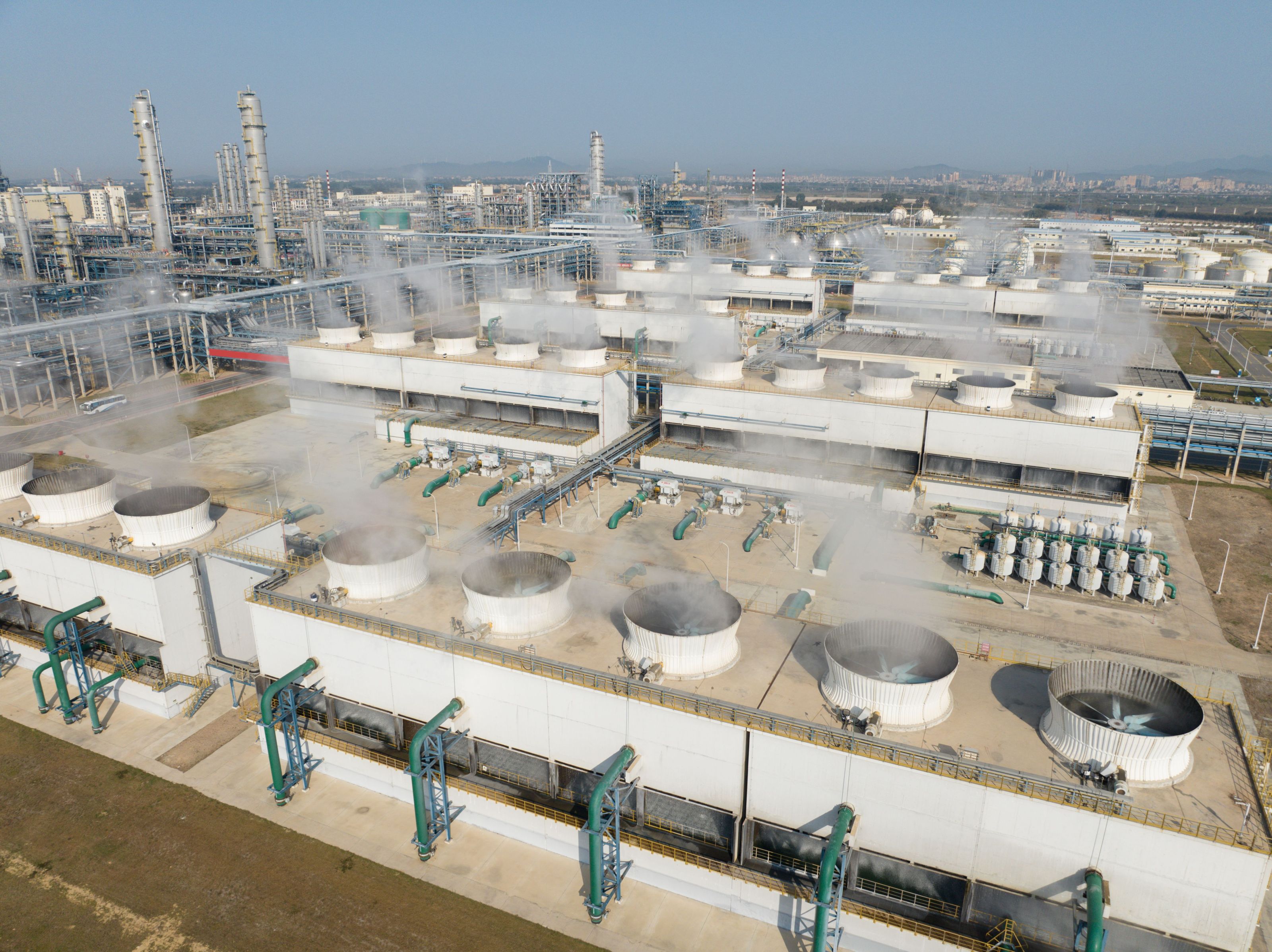 zeigt Kühltürme von einer Fabrik