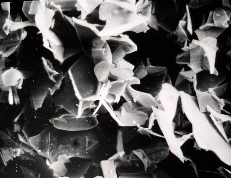 Shows a microscope image of perlite