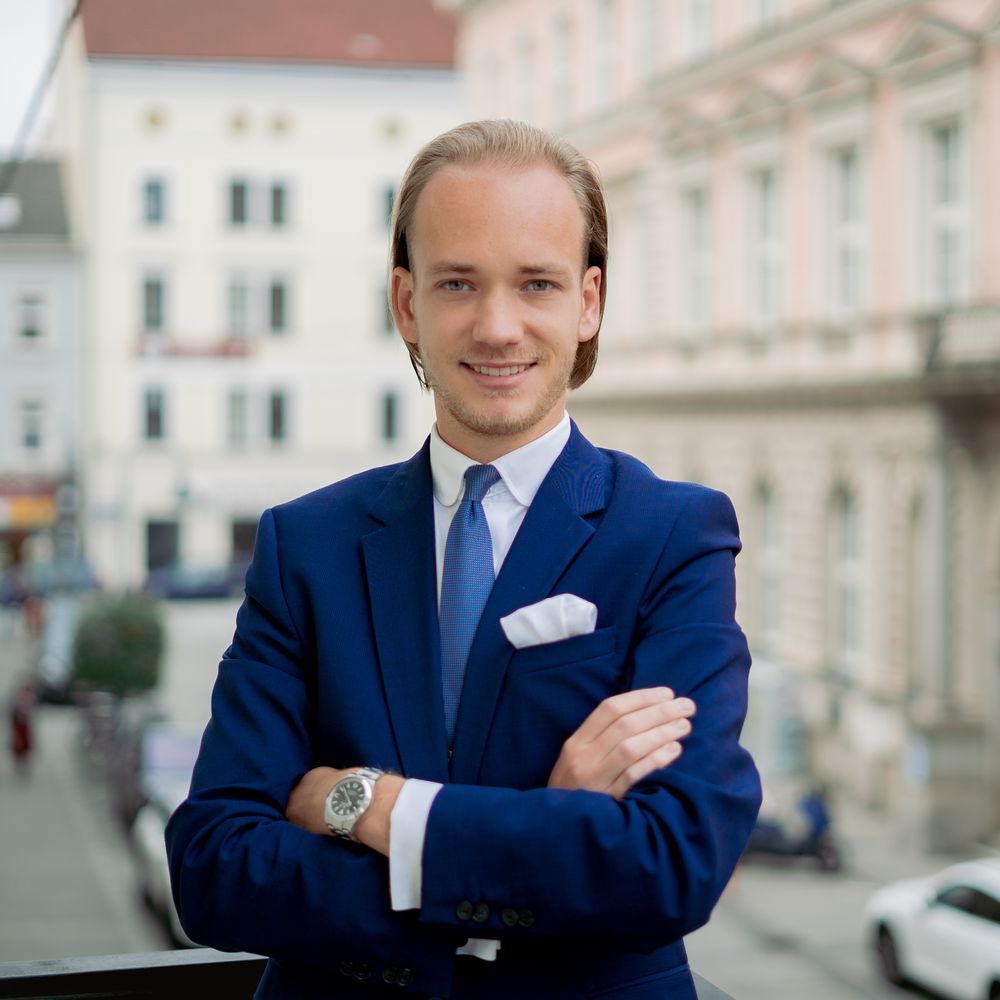 Norbert Hobfauer vor der Kanzlei für Immobilienrecht