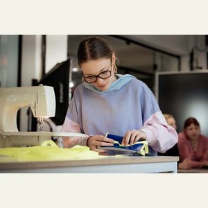 https://a.storyblok.com/f/306237/3072x2048/bd4d769c0e/textilwerkstatt-grandgarage.jpg