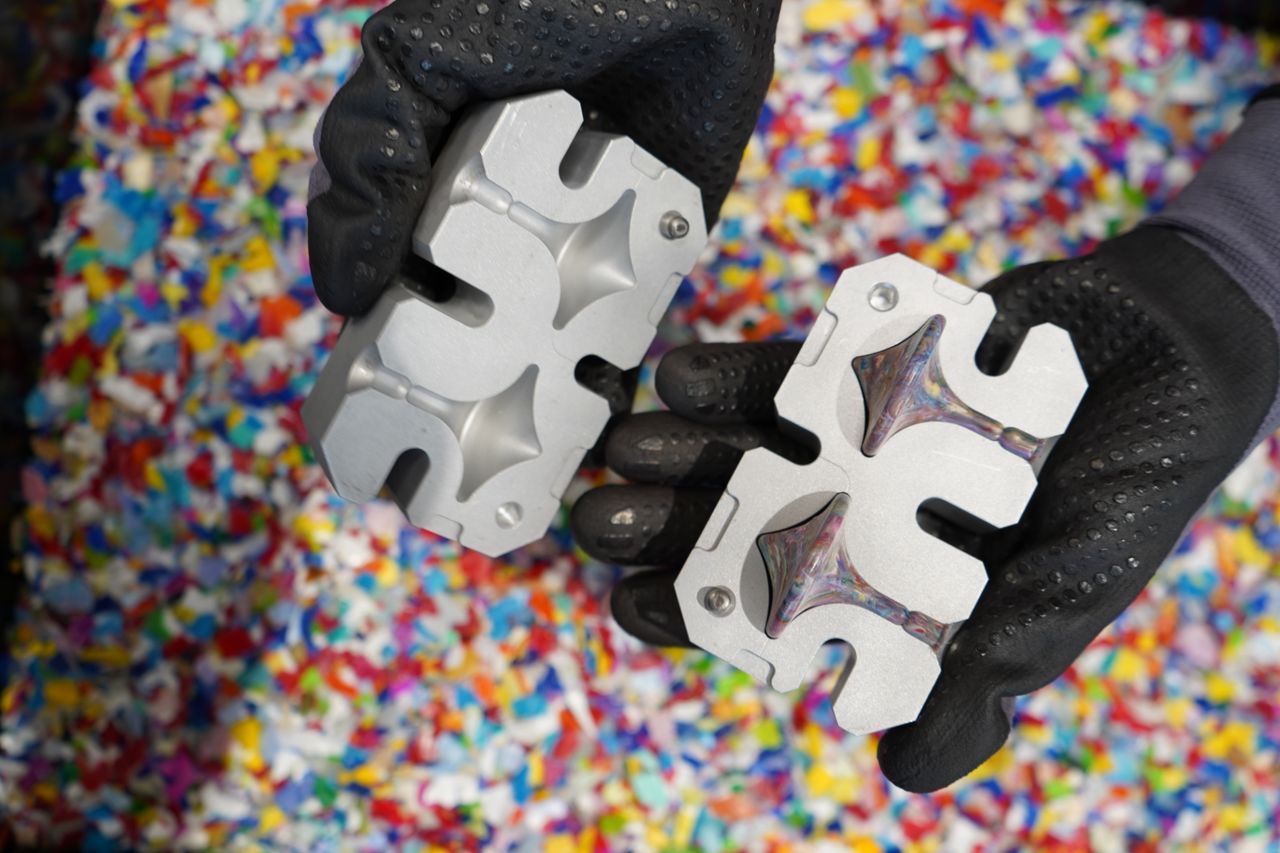 Zwei Hände halten eine Spritzgussform in der Plastic Garage