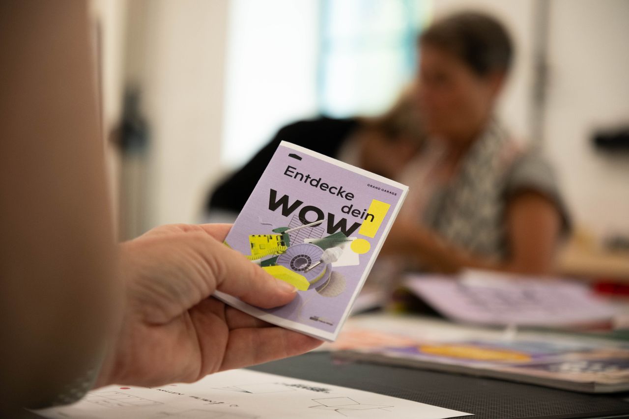 Person hält Zine das im Global Maker Education Kurs gemacht wurde.