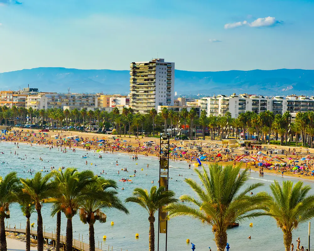 A beach full of people in Salou