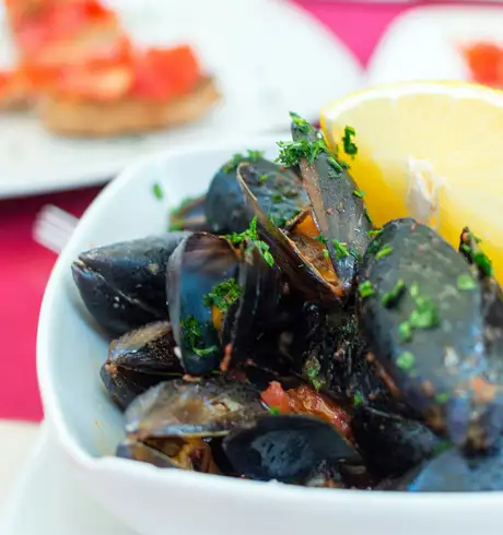 A bowl of mussles