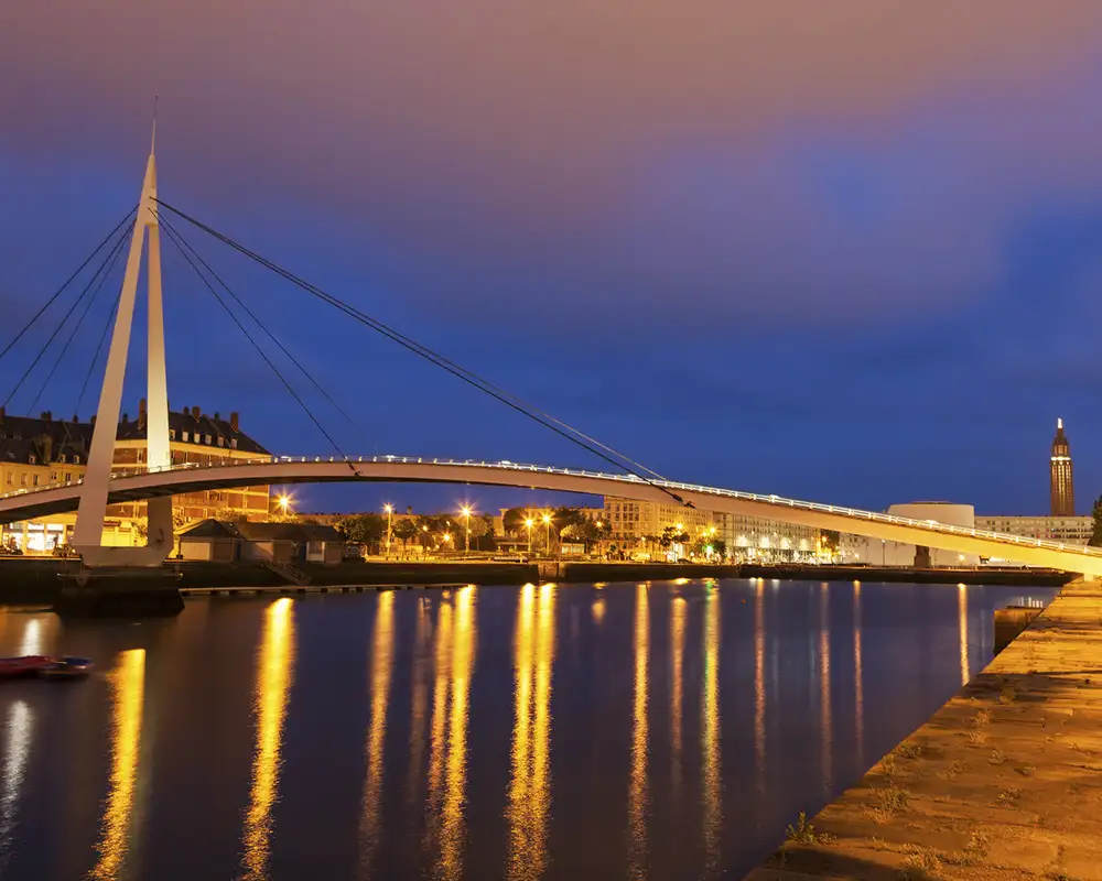 A View of a pedestrian bridge in Le Havre at night