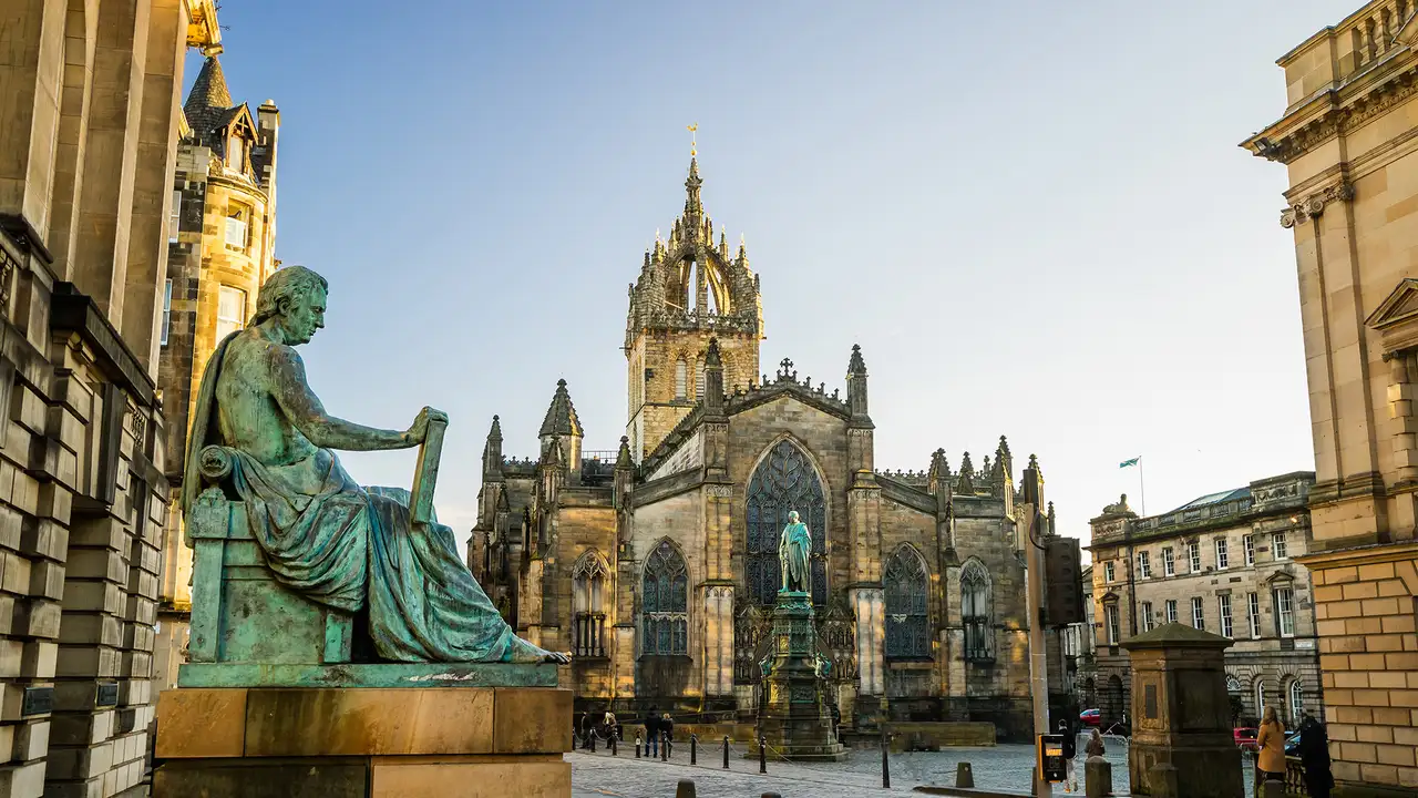 Street view of the historic Royal Mile, Edinburgh, Scotland