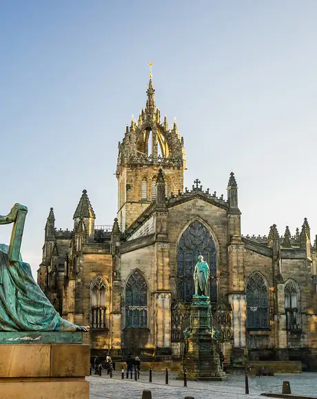 Street view of the historic Royal Mile, Edinburgh, Scotland