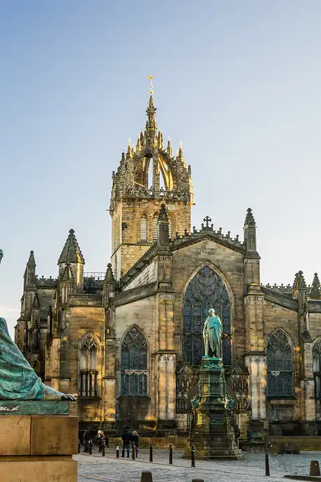 Street view of the historic Royal Mile, Edinburgh, Scotland