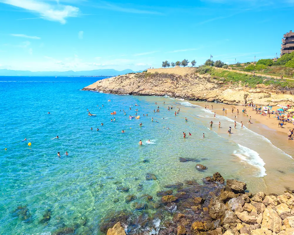A beach full of people in Salou
