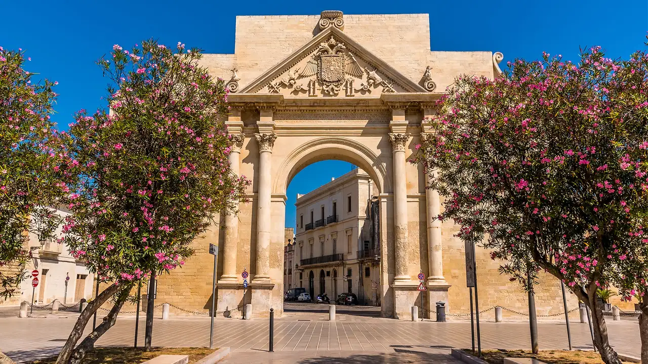 A view of Leece through the Triumphal Arch