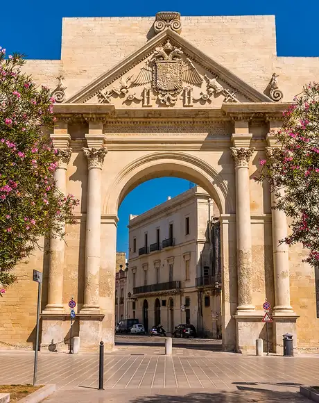 A view of Leece through the Triumphal Arch