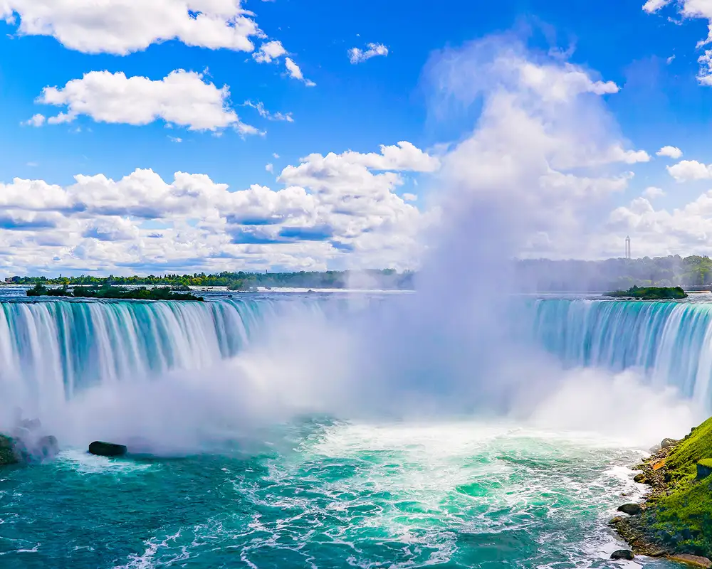 A wide look at Niagara falls