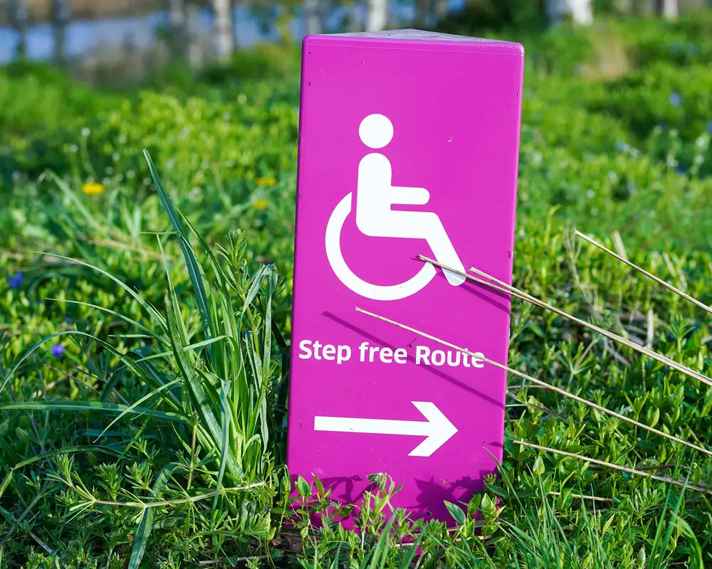 A sign signalling to a step free route