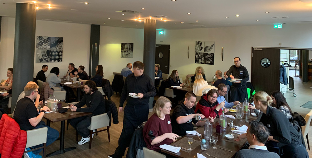 Gemeinsames Mittagsbuffet im nahegelegenen Tryp-Hotel