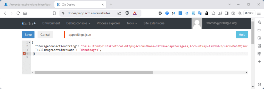 Ein Computerbildschirm, der einen Code-Editor mit JSON-Konfigurationseinstellungen für eine Speicherverbindung anzeigt, einschließlich Konto- und Containernamen.