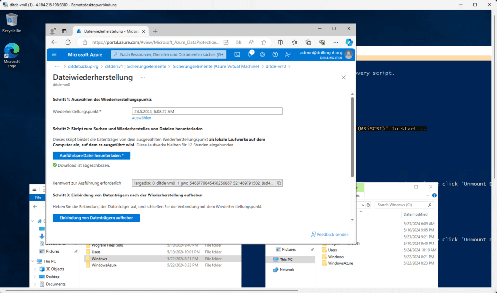 Computerbildschirm mit einer Microsoft Azure-Schnittstelle für die Wiederherstellung von Dateien, mit mehreren geöffneten Fenstern, darunter ein Datei-Explorer und eine Eingabeaufforderung.