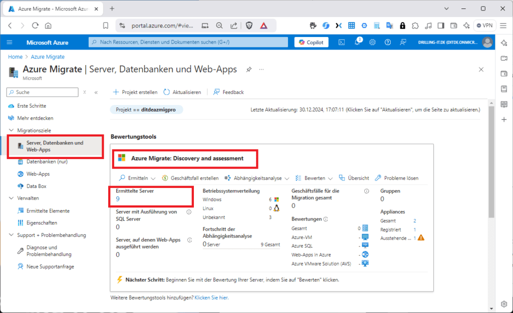 Screenshot der Microsoft Azure Migrate-Benutzeroberfläche mit den Optionen für die Servermigration, den Bewertungsdetails und den Navigationsregisterkarten, mit roten Markierungen.
