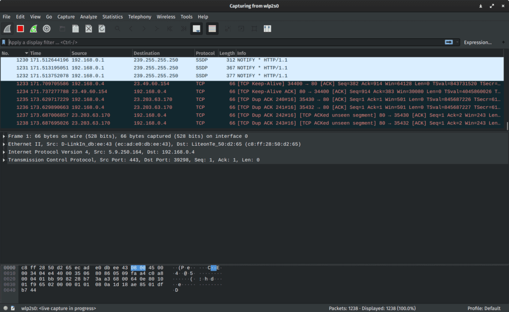 Die Wireshark-Oberfläche zeigt die Erfassung von Netzwerkpaketen mit Details zu Quelle, Ziel, Protokoll und Länge in einem dunkel gestalteten Fenster.