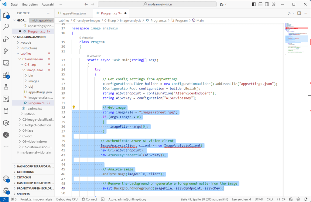Ein Code-Editor-Fenster, das C#-Code für die Bildanalyse mit Azure-Diensten anzeigt, wobei mehrere Zeilen blau hervorgehoben sind.