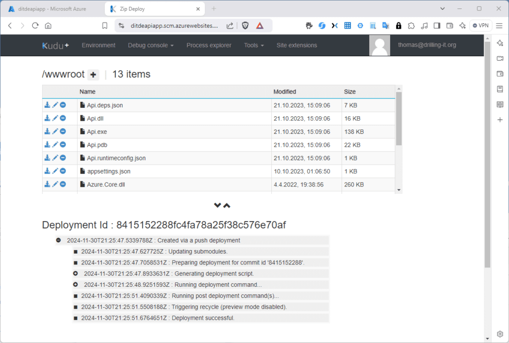 Screenshot einer Microsoft Azure Kudu-Schnittstelle, die ein Dateiverzeichnis mit 13 Elementen und Bereitstellungsdetails, einschließlich Zeitstempel und Dateigrößen, anzeigt.