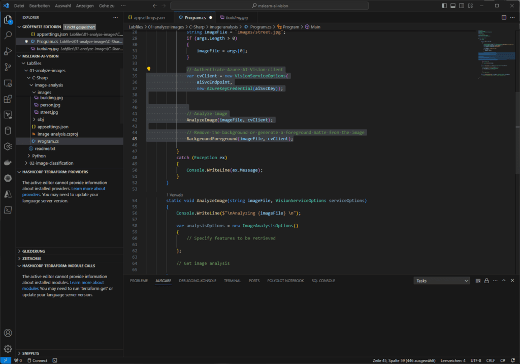 Code-Editor, der ein C#-Programm mit Funktionen zur Bildanalyse anzeigt. Die Schnittstelle umfasst verschiedene Panels und ein dunkles Thema.