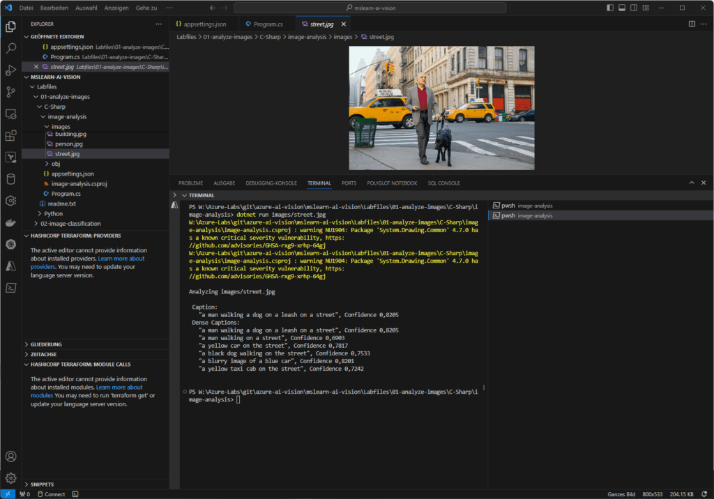 Screenshot eines Code-Editors, der HTML-Code und ein Bild einer Person anzeigt, die mit einem Hund auf einer Straße mit gelben Taxis spazieren geht.