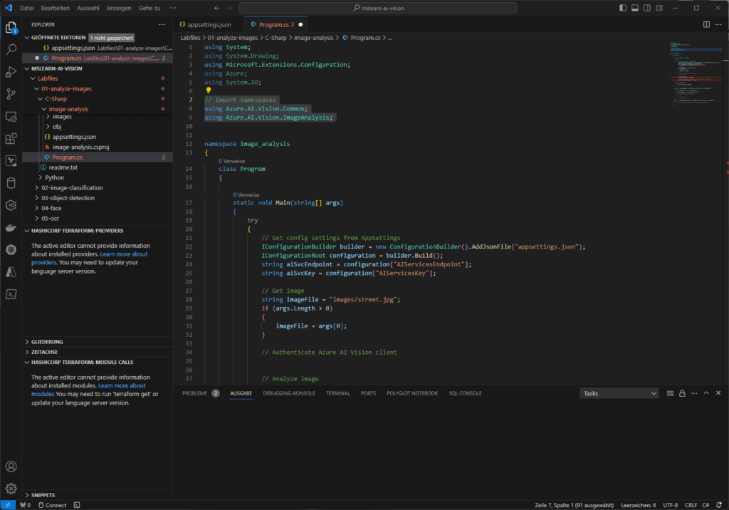 Ein Code-Editor mit dunklem Thema, der C#-Code für die Bildanalyse mit Azure-Diensten anzeigt, mit verschiedenen Dateien und Ordnern in der Seitenleiste.